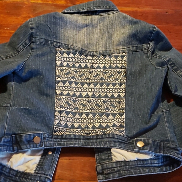 Chic Kids Denim Jacket with Patterned Shoulders - Picture 4 of 5